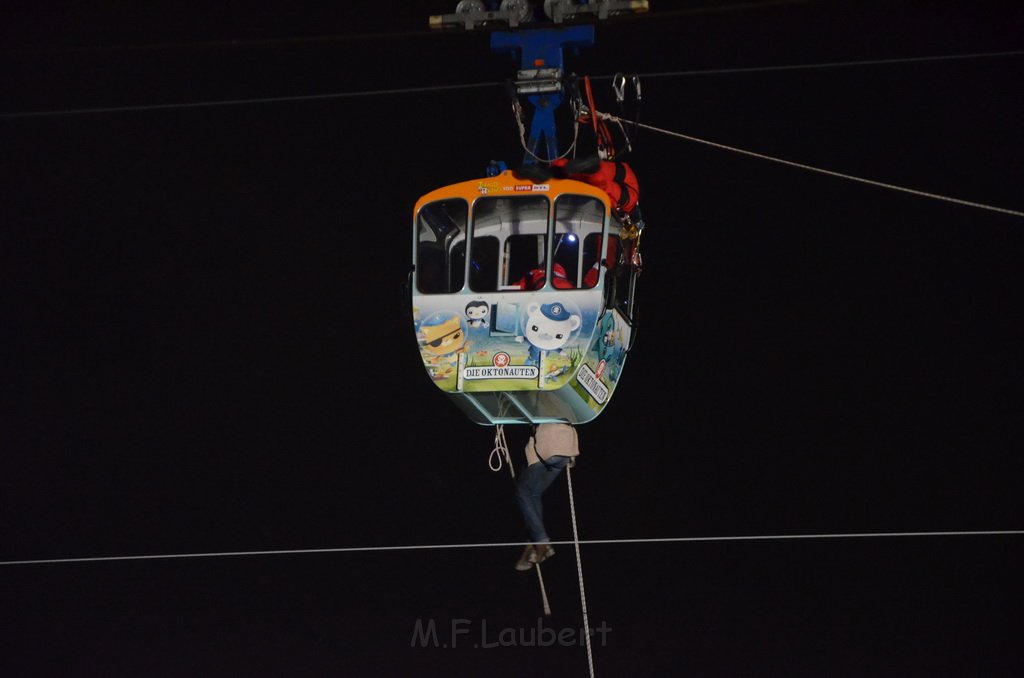 Einsatz BF Hoehenretter Koelner Seilbahn Hoehe Zoobruecke P2499.JPG